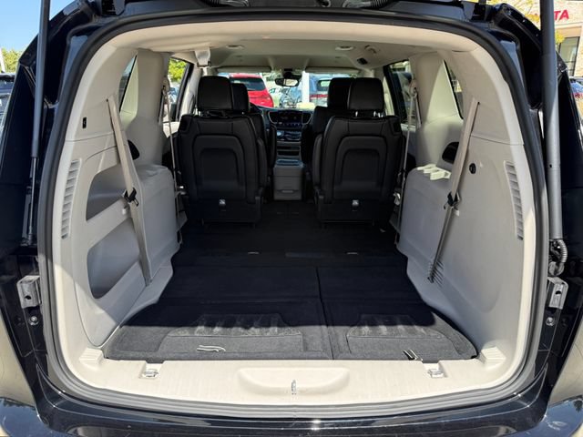 Used 2024 Chrysler Pacifica Touring-L FWD image 31
