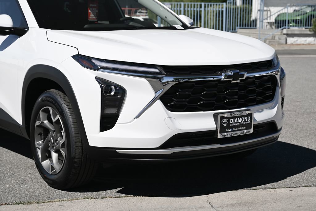 New 2026 Chevrolet Trax LT w/ LPO, Blackout Package FWD image 3