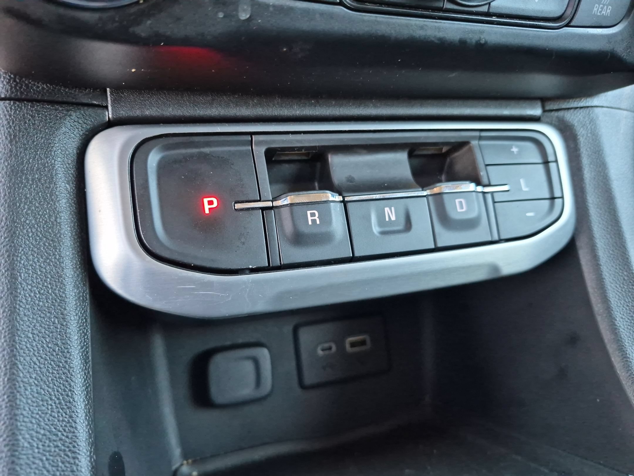 Used 2020 GMC Acadia SLE w/ Driver Convenience Package FWD image 16