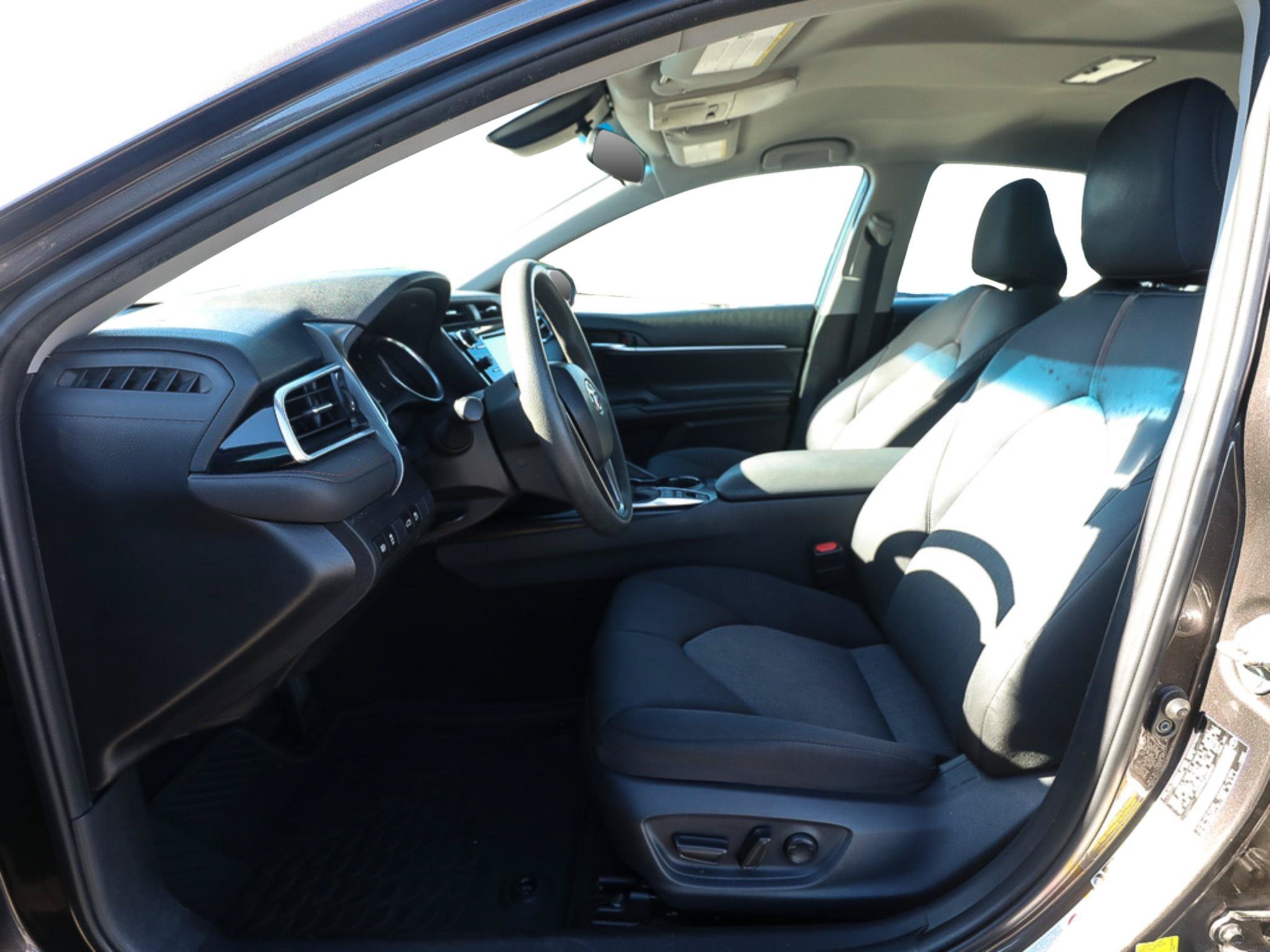 Used 2018 Toyota Camry LE FWD image 11
