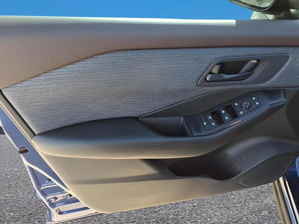 Used 2023 Nissan Rogue S image 15