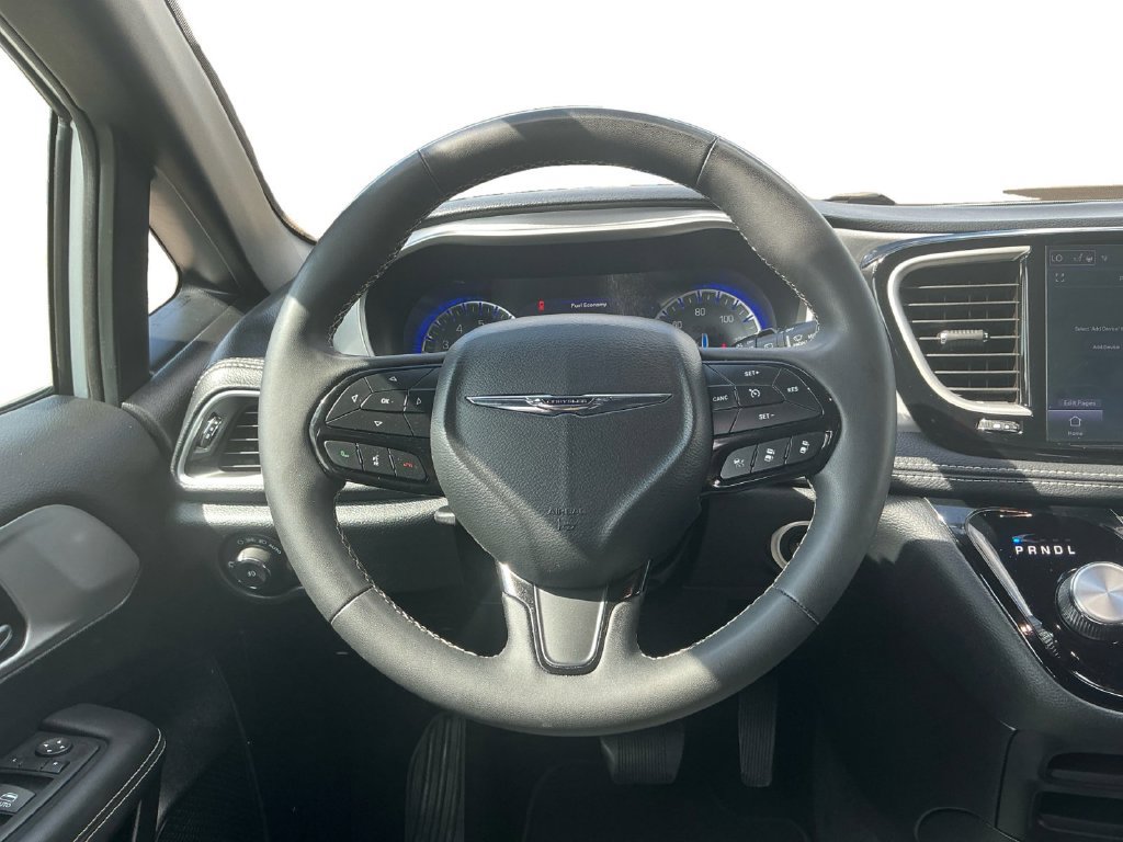 Used 2024 Chrysler Pacifica Touring FWD image 18