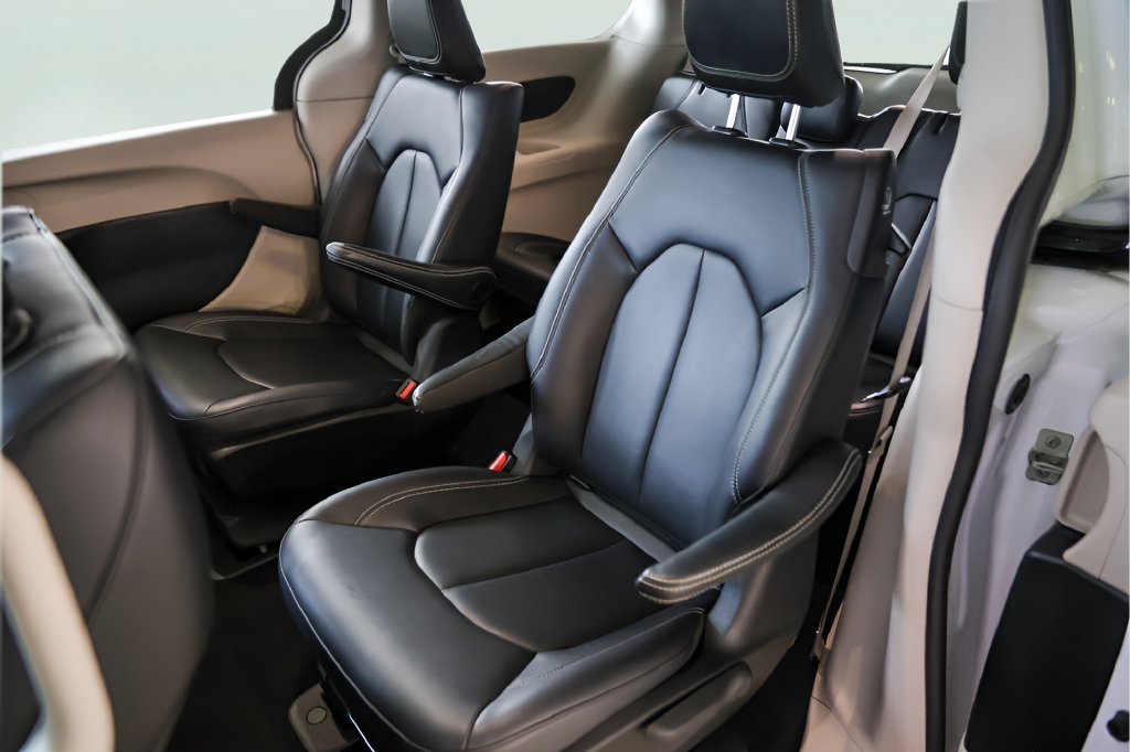 Used 2024 Chrysler Pacifica Limited FWD image 24