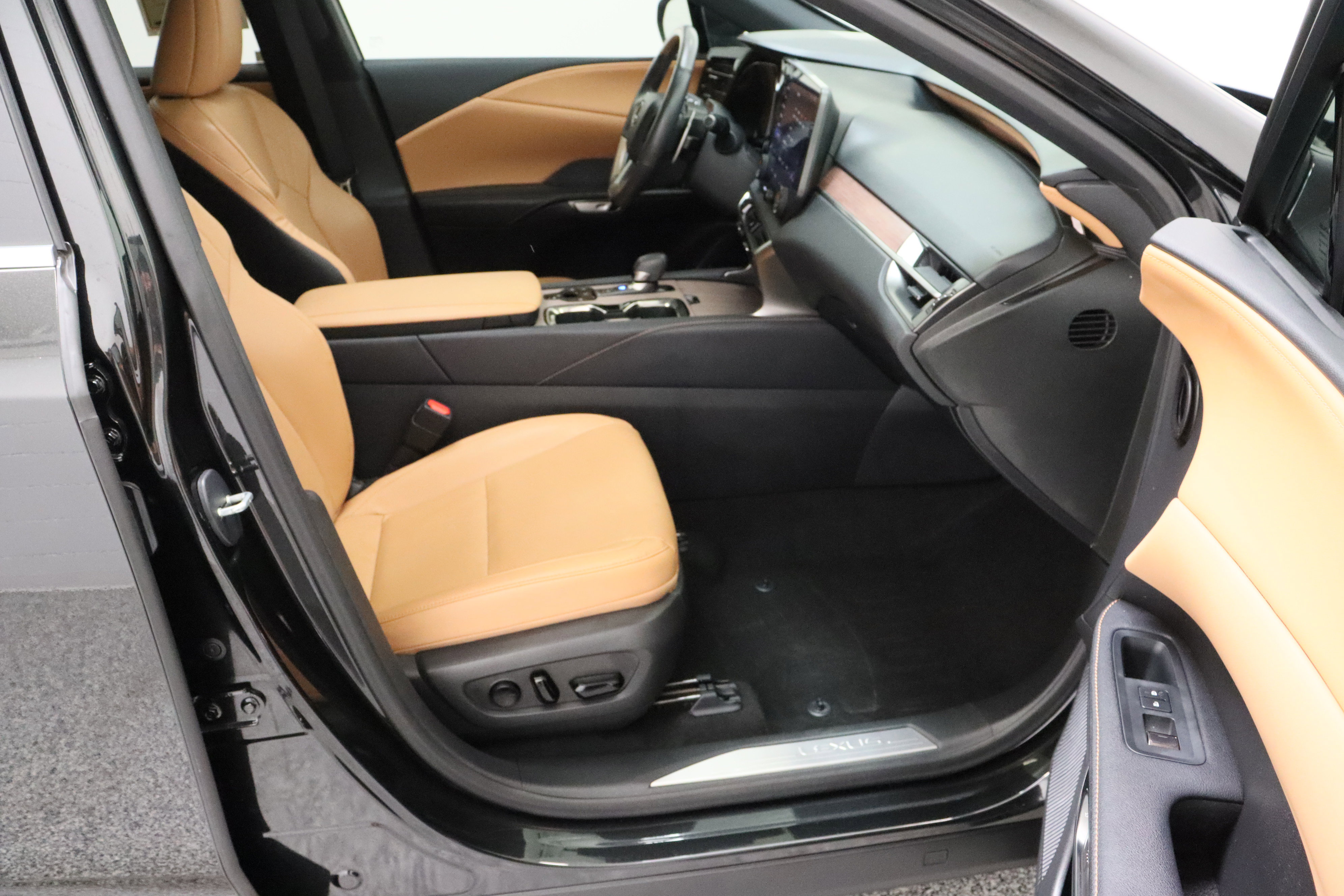 Used 2024 Lexus RX 350h w/ Convenience Package image 39