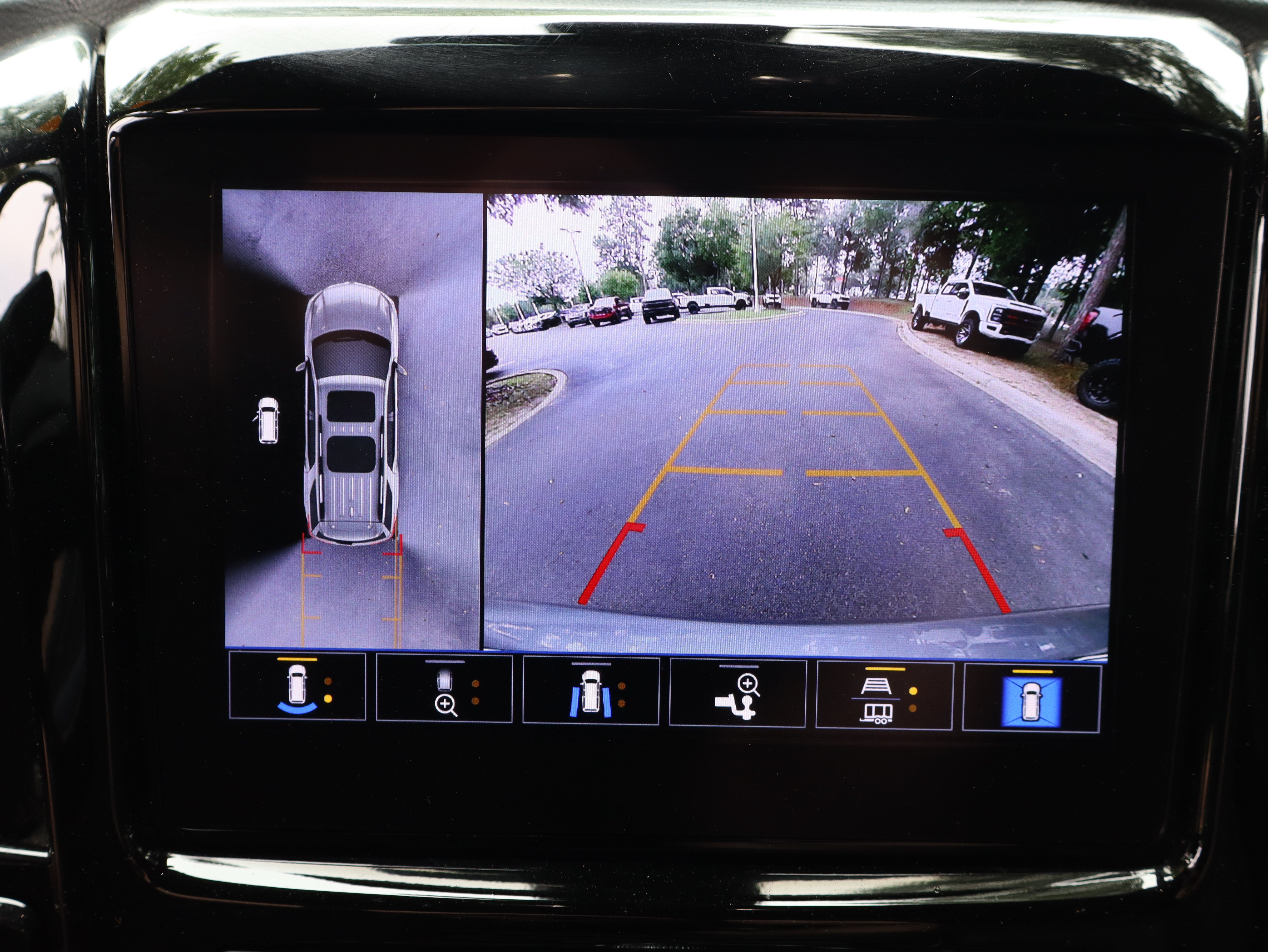 Used 2023 Chevrolet Traverse Premier FWD image 34