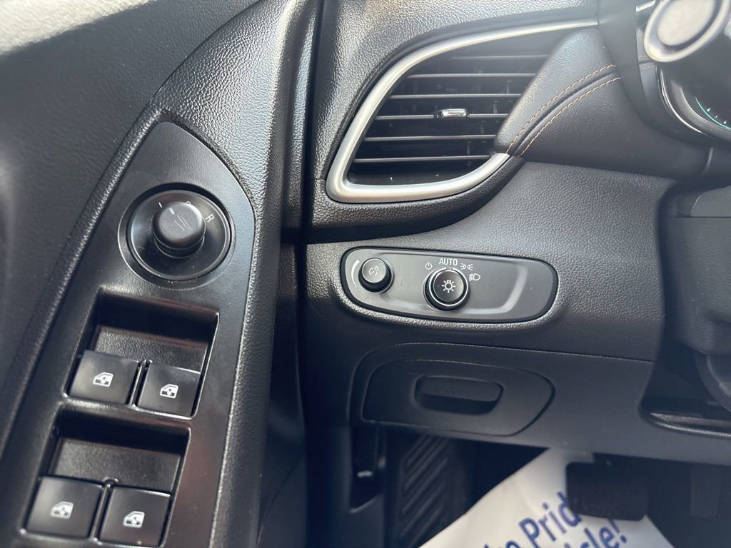 Used 2018 Chevrolet Trax LT w/ LT Convenience Package image 32