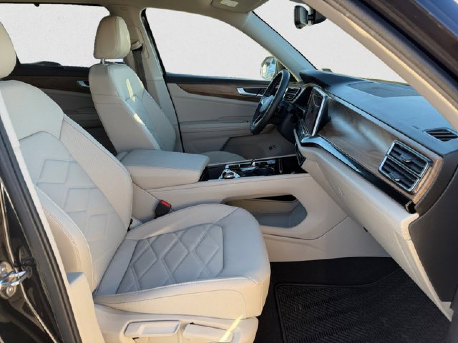 Used 2024 Volkswagen Atlas SE image 19