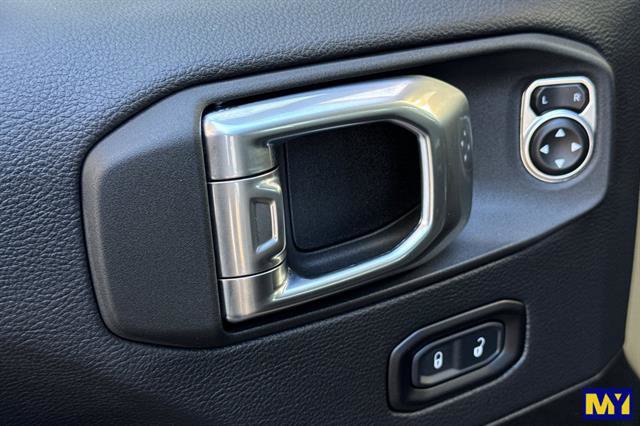 Used 2025 Jeep Wrangler Rubicon w/ Safety Group image 12