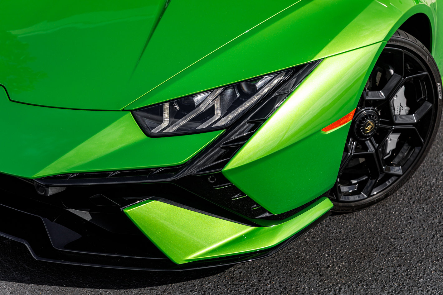 Used 2023 Lamborghini Huracan Tecnica image 2