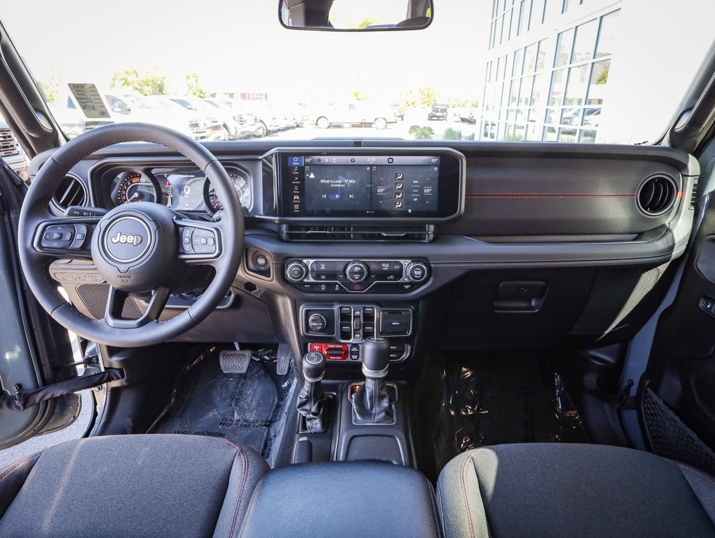 Used 2025 Jeep Wrangler Unlimited Rubicon AWD/4WD image 17
