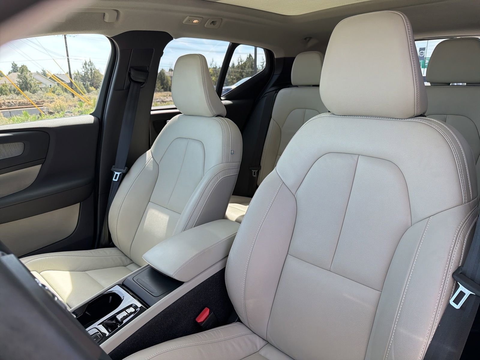 Used 2023 Volvo XC40 B5 Plus w/ Protection Package Premier image 19