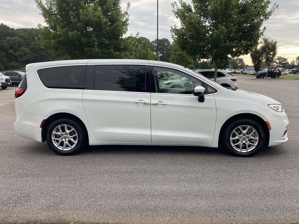Used 2023 Chrysler Pacifica Touring-L FWD video 2