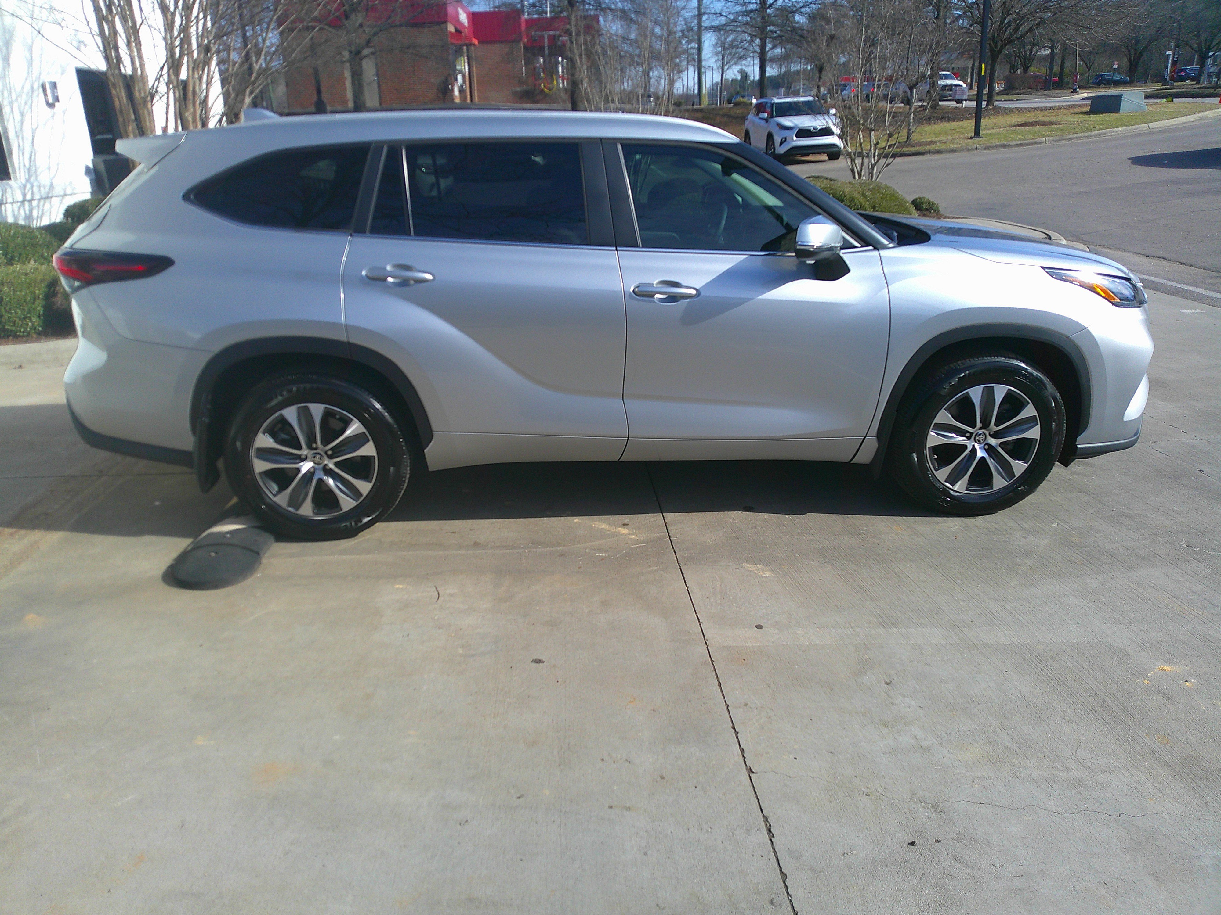 Used 2024 Toyota Highlander XLE image 14