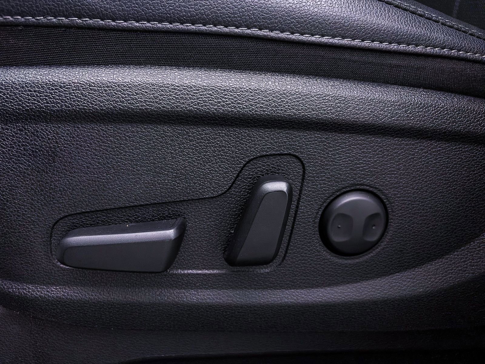 Used 2025 Kia Telluride EX w/ EX Captain's Chair Package image 20