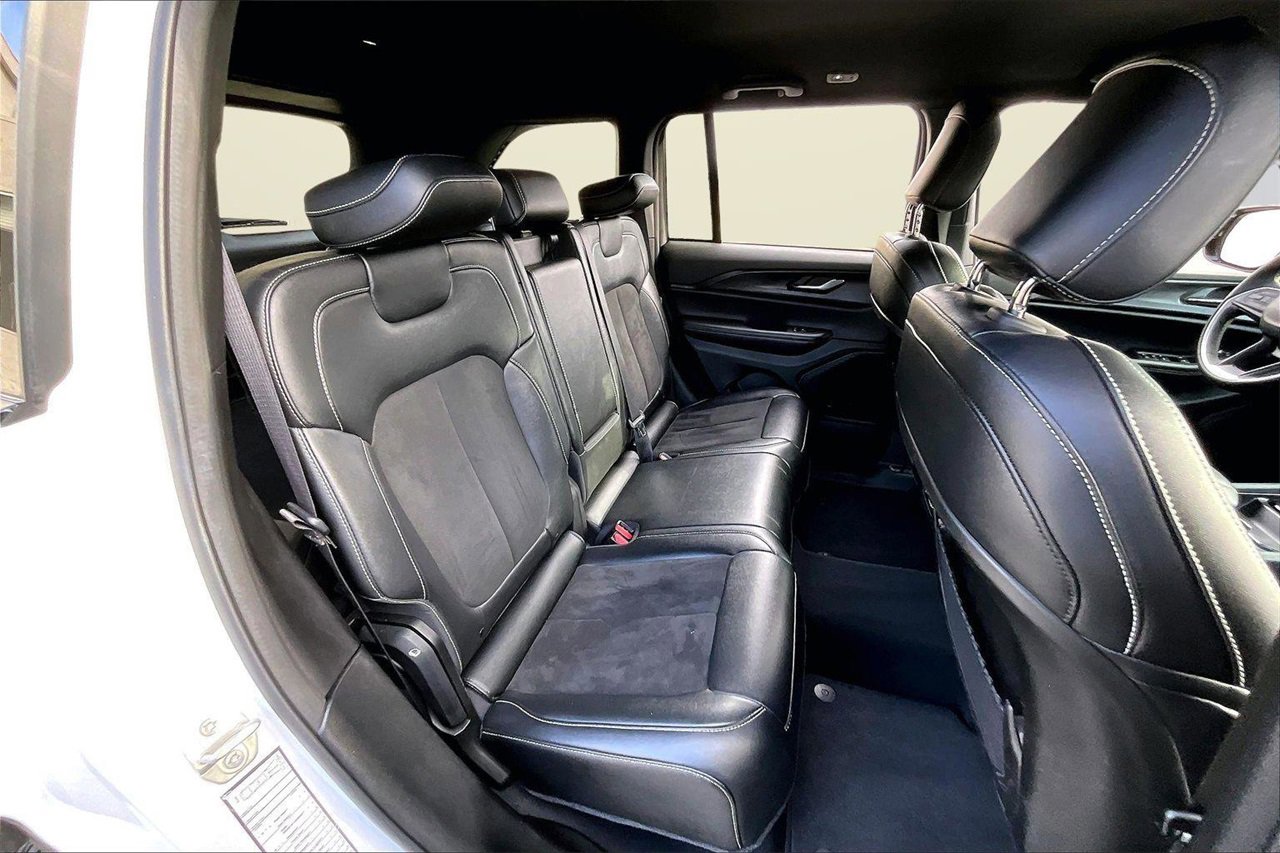 Used 2024 Jeep Grand Cherokee Altitude image 23