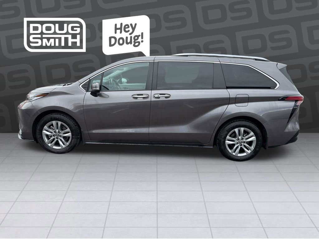 Used 2023 Toyota Sienna Limited image 2