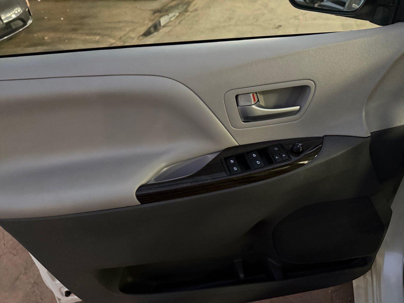 Used 2016 Toyota Sienna XLE FWD image 13