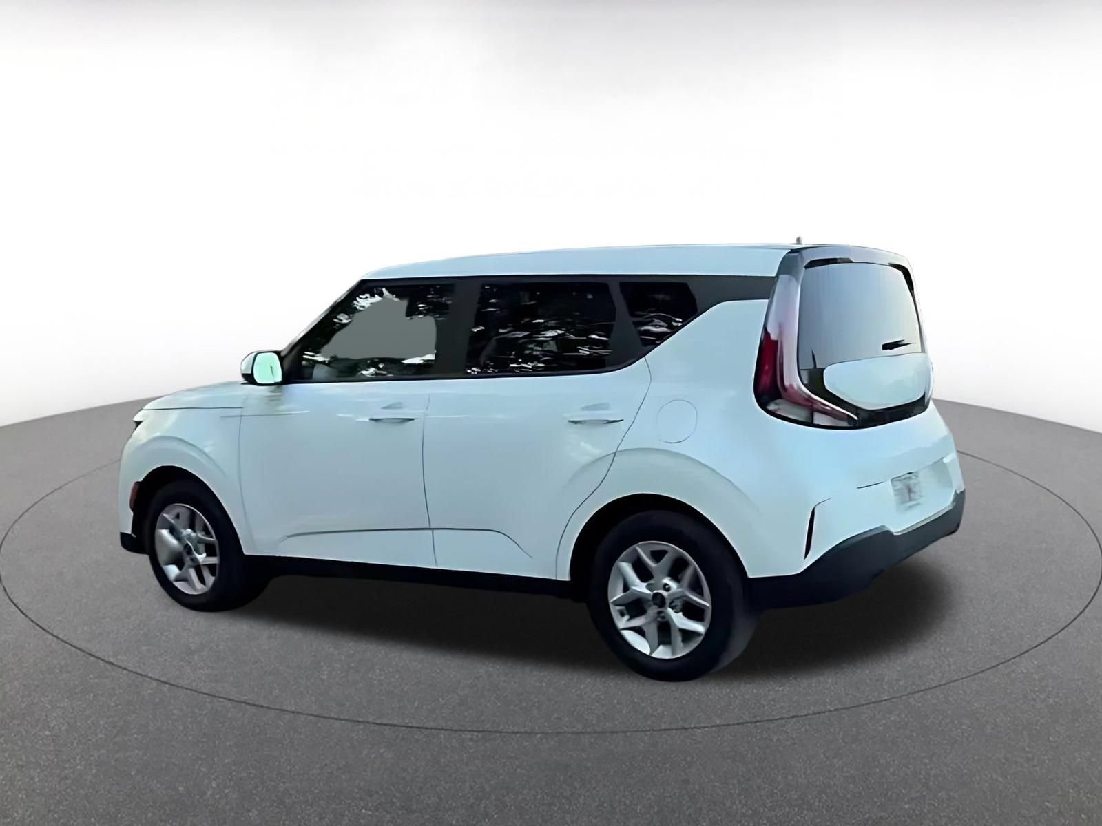 Used 2025 Kia Soul LX w/ LX Technology Package FWD image 9
