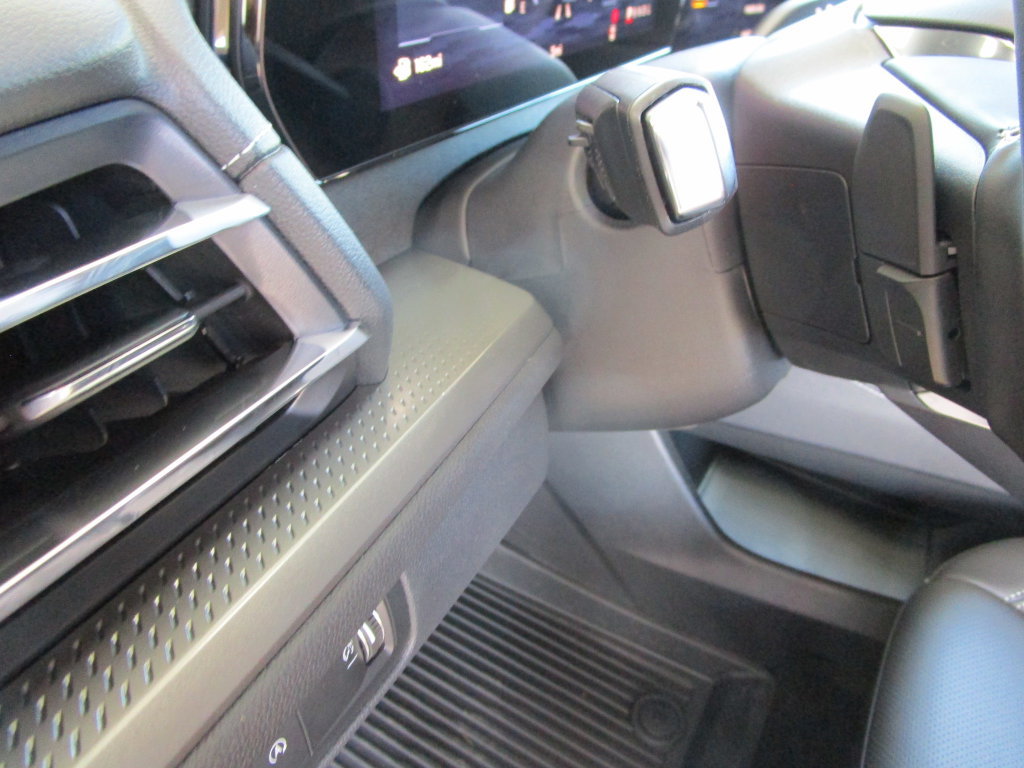 New 2027 Chevrolet Traverse LT w/ Sun and Wheel Package FWD image 24
