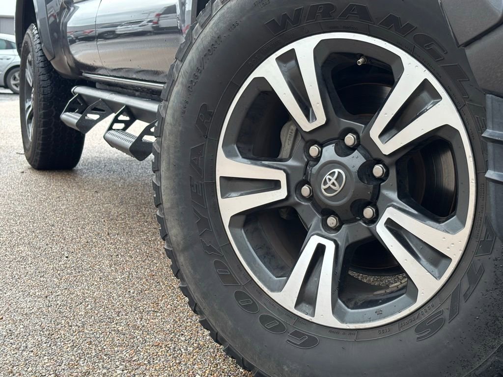 Used 2016 Toyota Tacoma TRD Sport w/ Towing Package RWD image 2