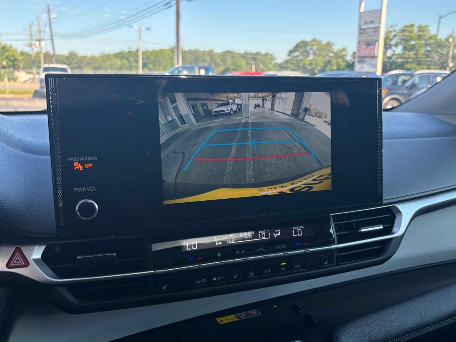 Used 2025 Toyota Sienna XLE FWD image 26