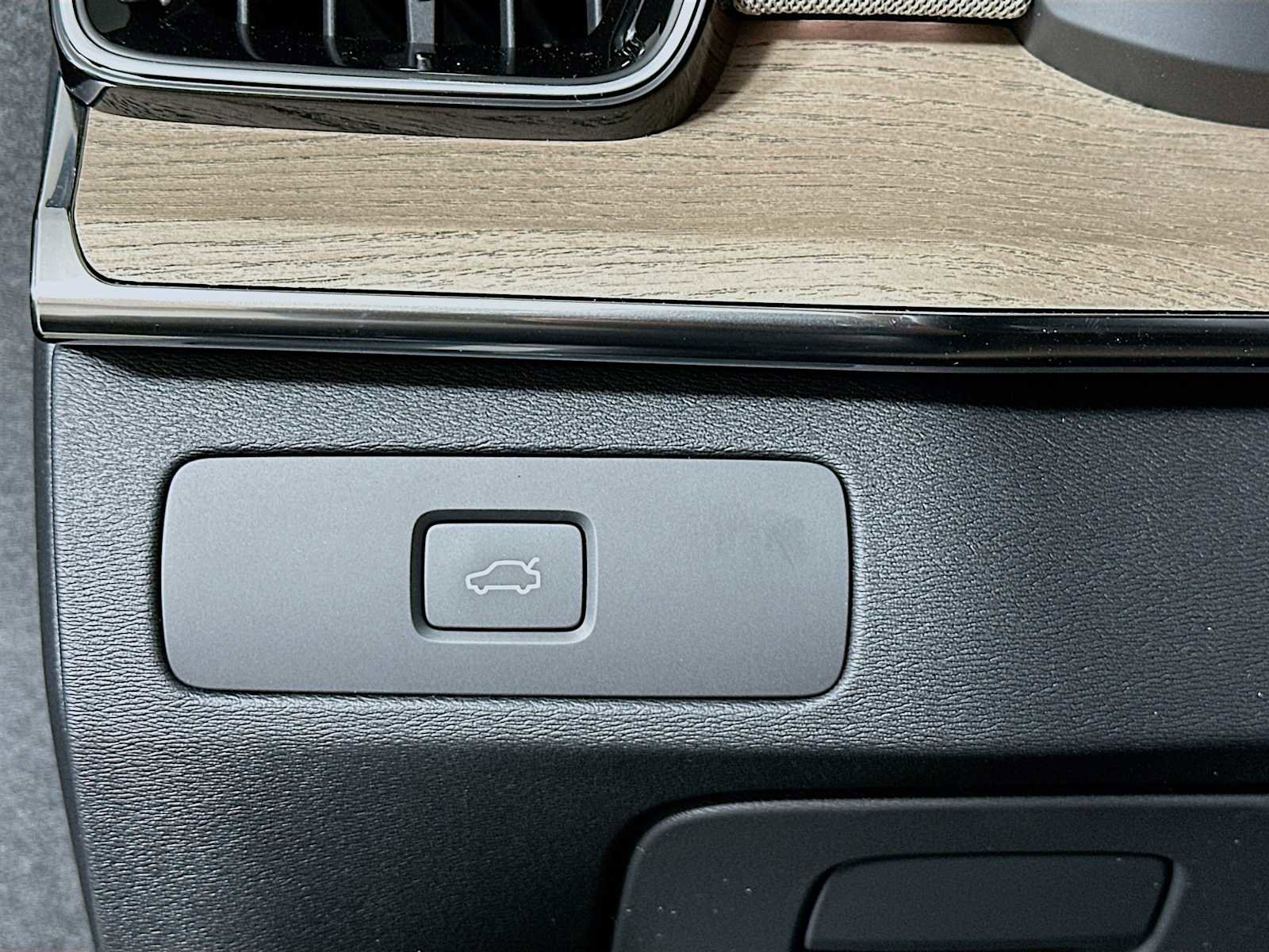 New 2026 Volvo XC90 B6 Plus w/ Protection Package Premier image 10