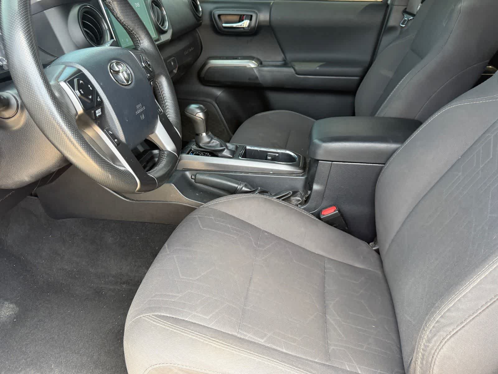 Used 2018 Toyota Tacoma TRD Off-Road w/ Technology Package AWD/4WD image 12
