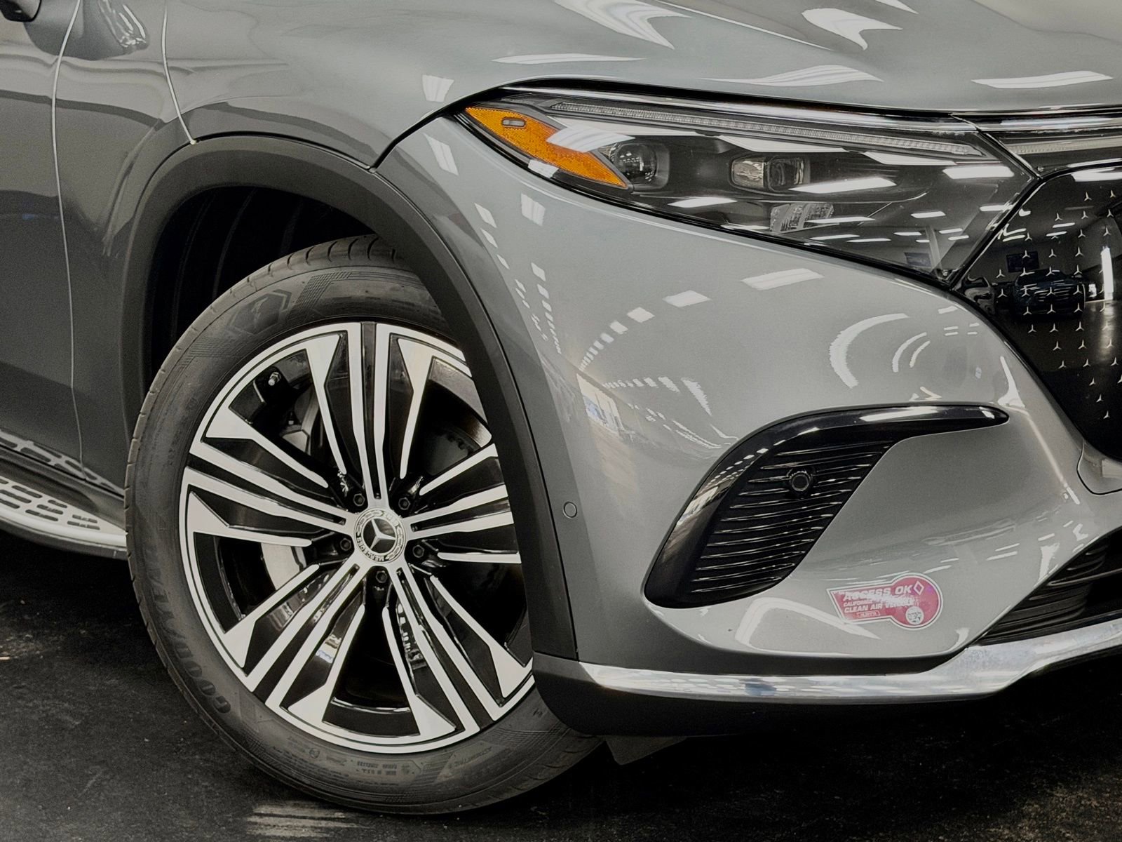 Certified 2023 Mercedes-Benz EQS 450+ 4MATIC SUV w/ Exclusive Trim Package image 4