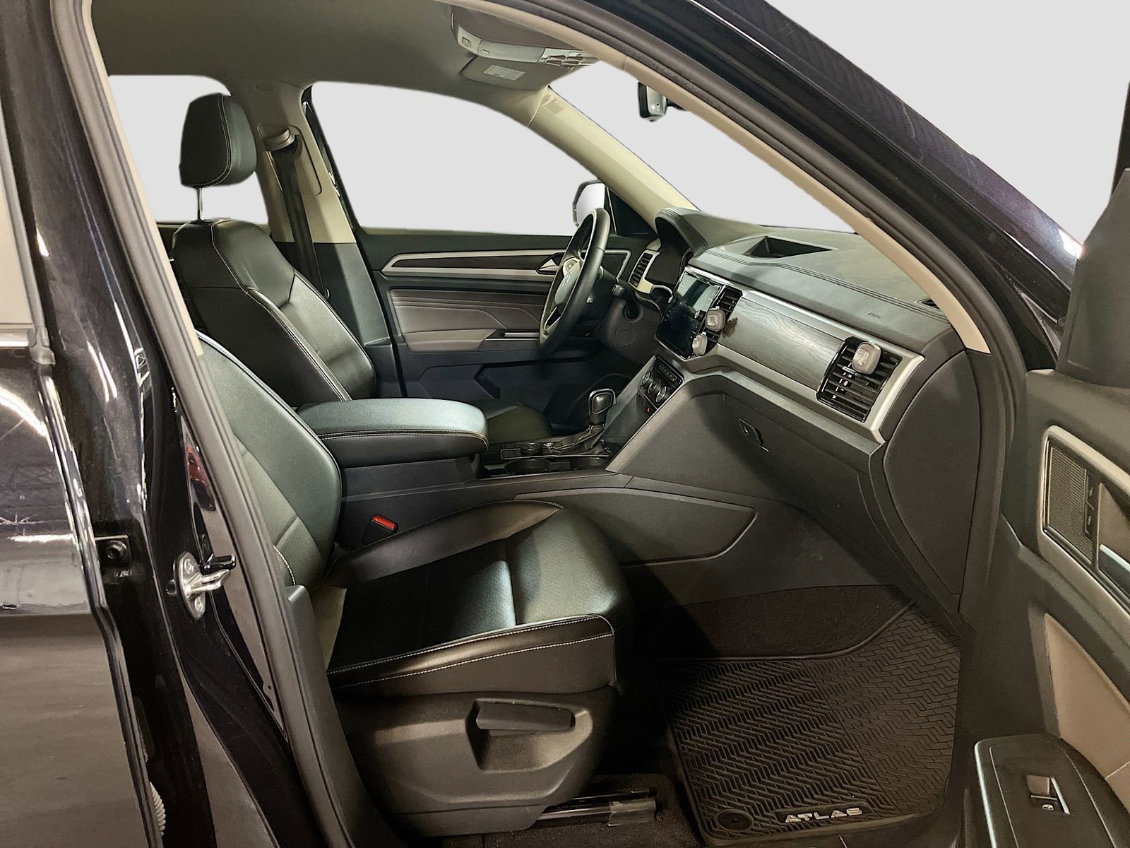 Used 2022 Volkswagen Atlas SE image 28