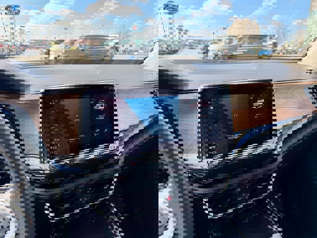 Used 2025 Volkswagen Atlas SE image 31