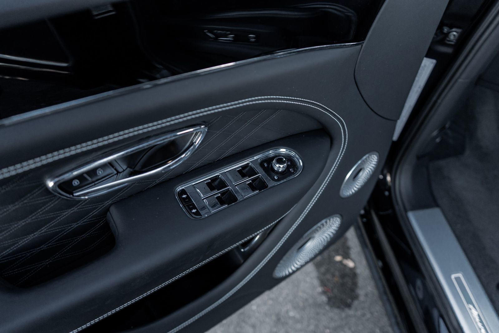 Used 2024 Bentley Bentayga Extended Wheelbase image 29