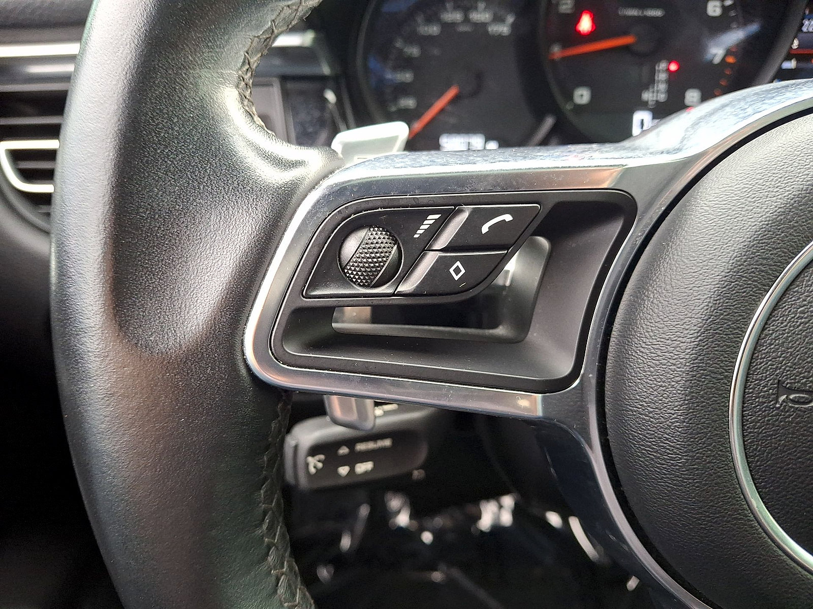 Used 2019 Porsche Macan AWD/4WD image 17