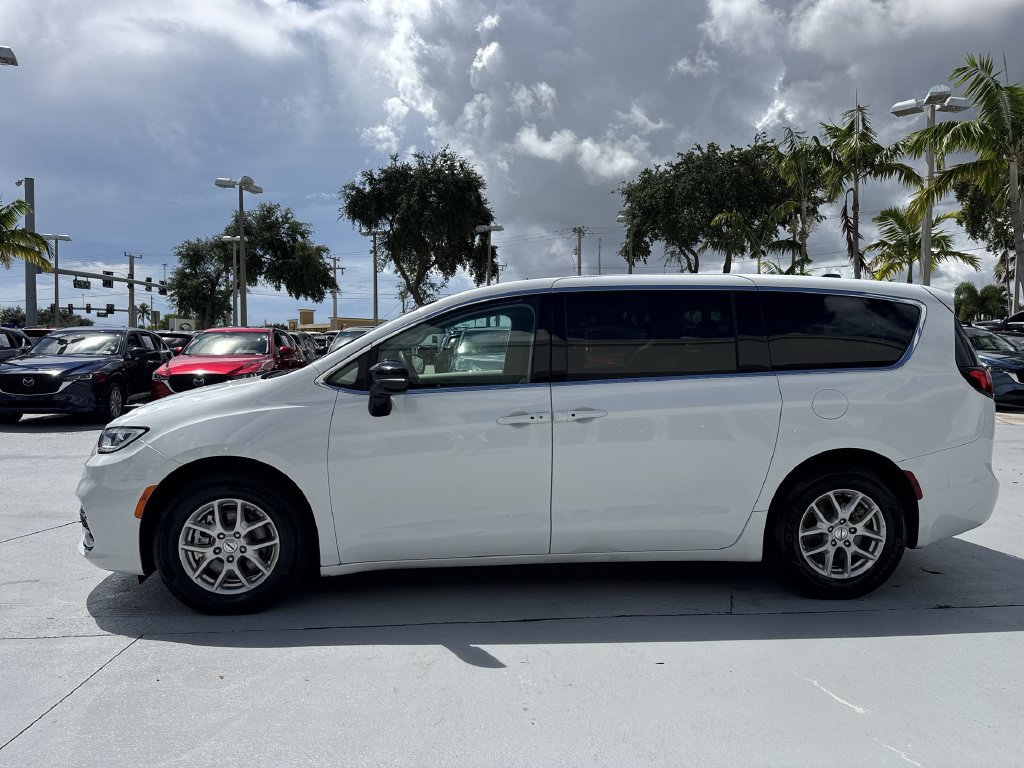 Used 2024 Chrysler Pacifica Touring-L FWD image 27