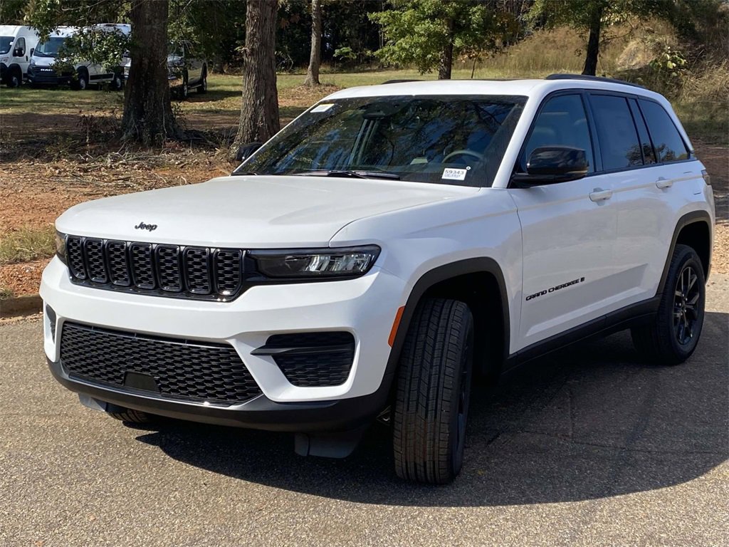 New 2025 Jeep Grand Cherokee Laredo image 3
