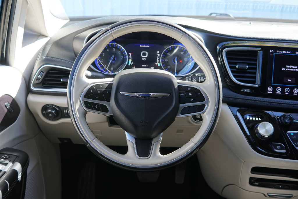 Used 2020 Chrysler Pacifica Limited FWD image 14