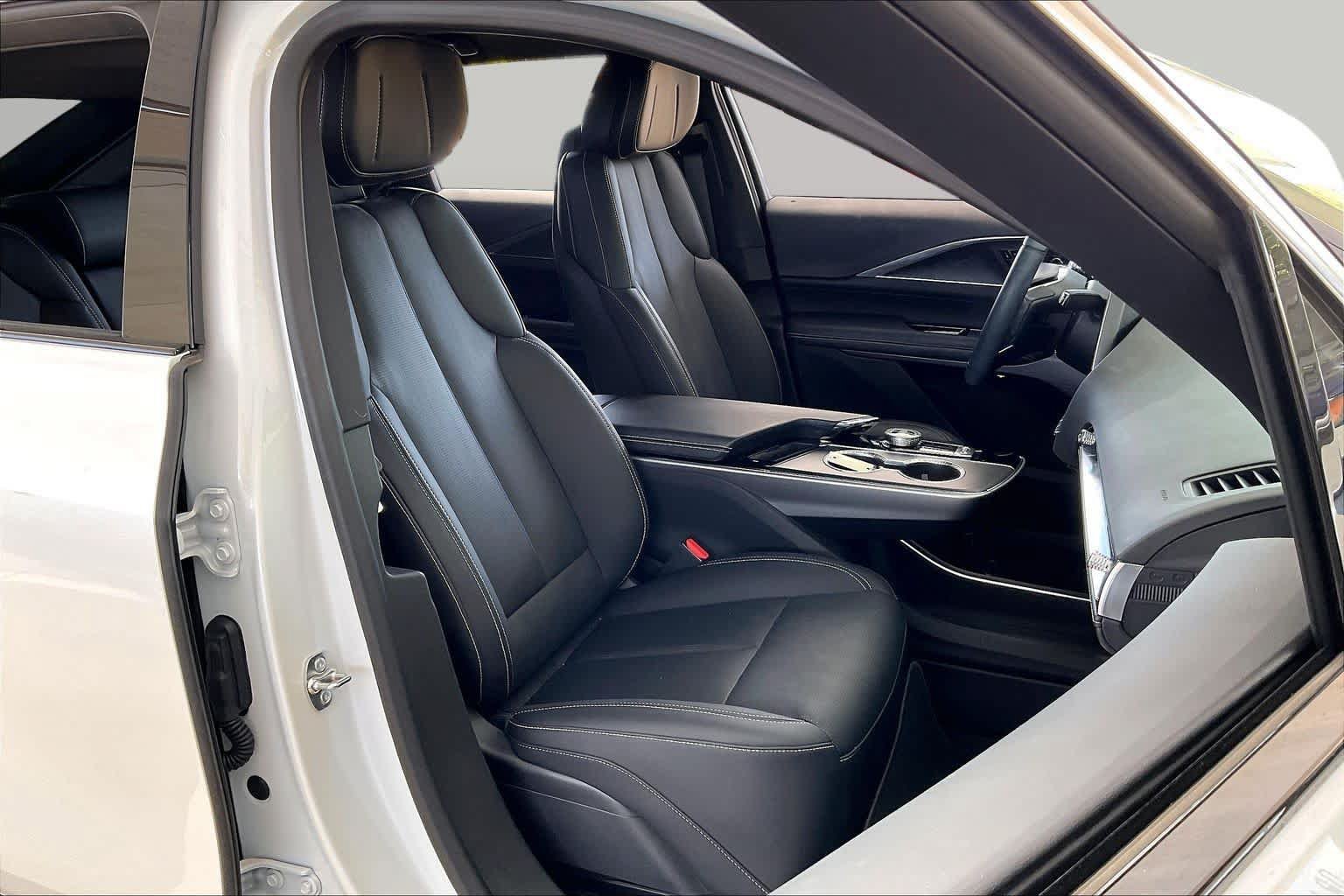 Used 2025 Cadillac Lyriq Luxury RWD image 8