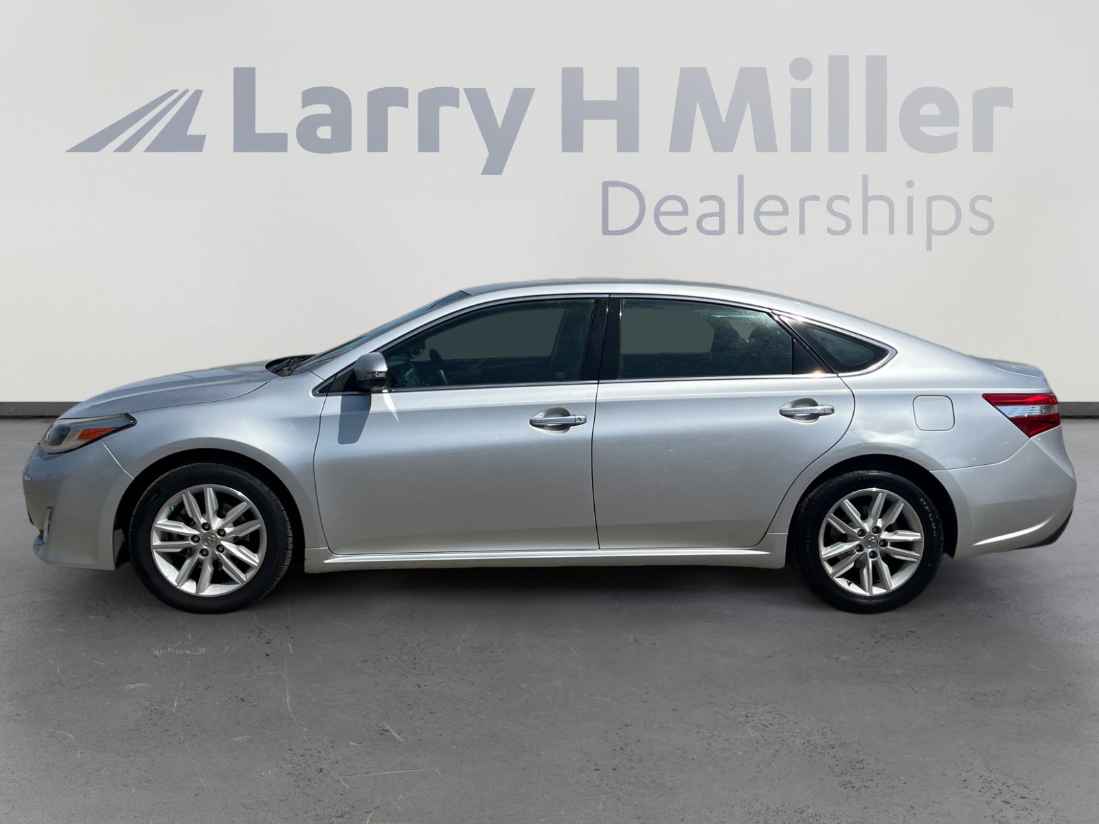 Used 2013 Toyota Avalon XLE image 2