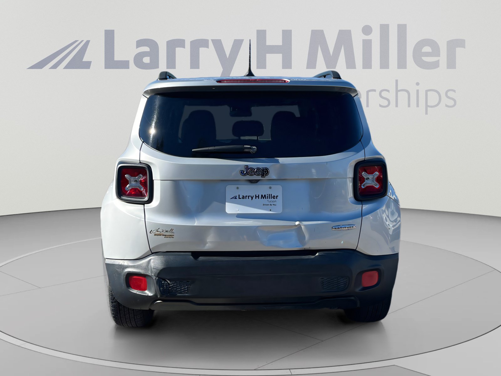 Used 2016 Jeep Renegade Latitude w/ Safety & Security Group FWD image 4