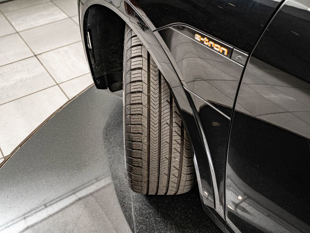 Used 2022 Audi e-tron Premium w/ Convenience Plus Package image 40