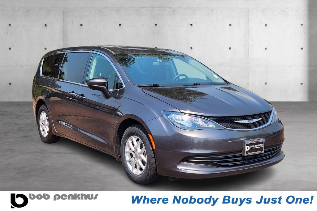 Used 2019 Chrysler Pacifica Touring image 1
