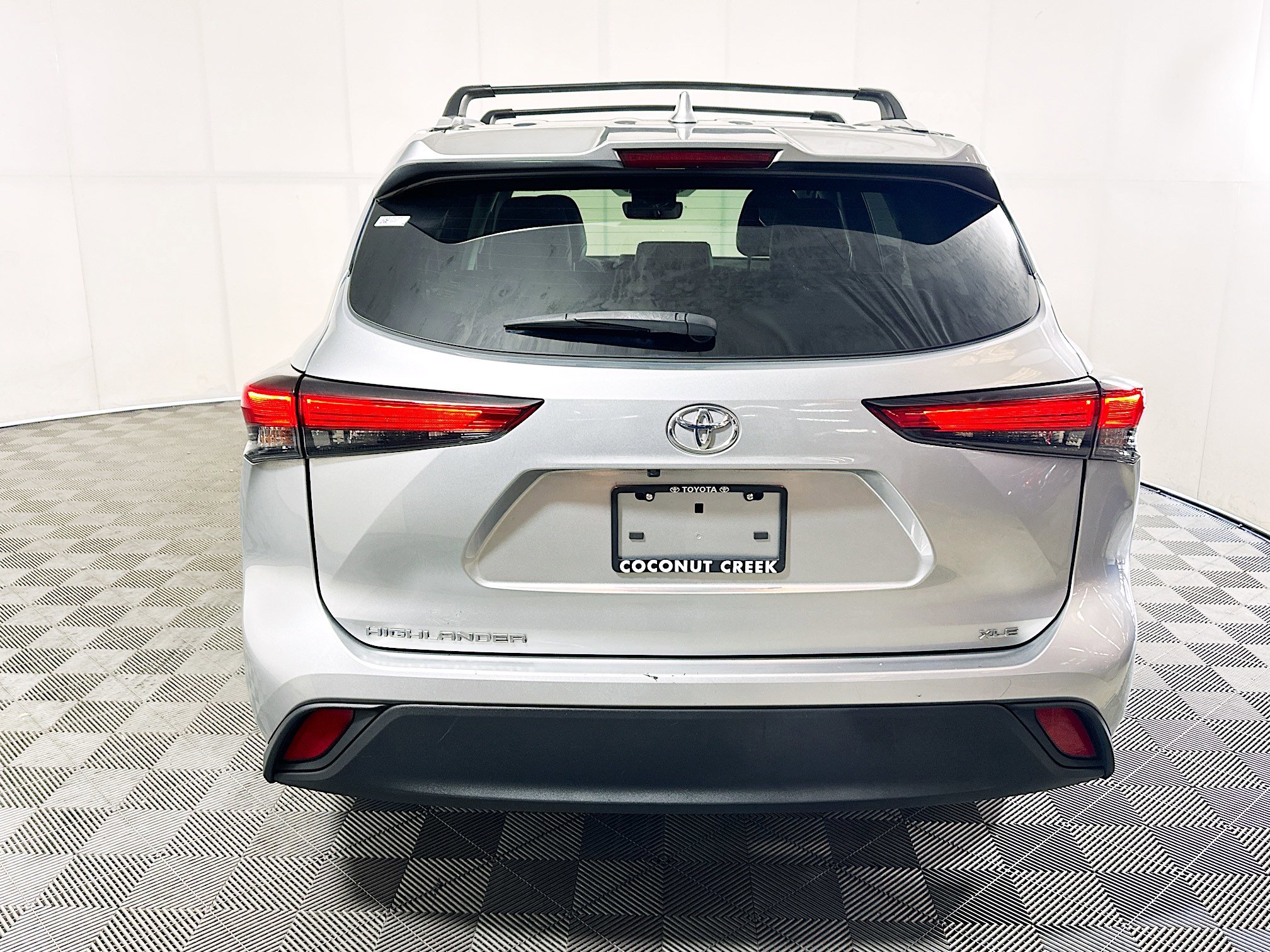 Used 2023 Toyota Highlander XLE FWD image 4