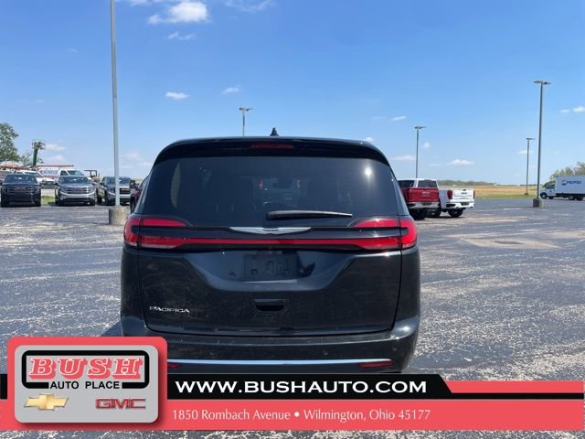 Used 2023 Chrysler Pacifica Touring-L FWD image 6