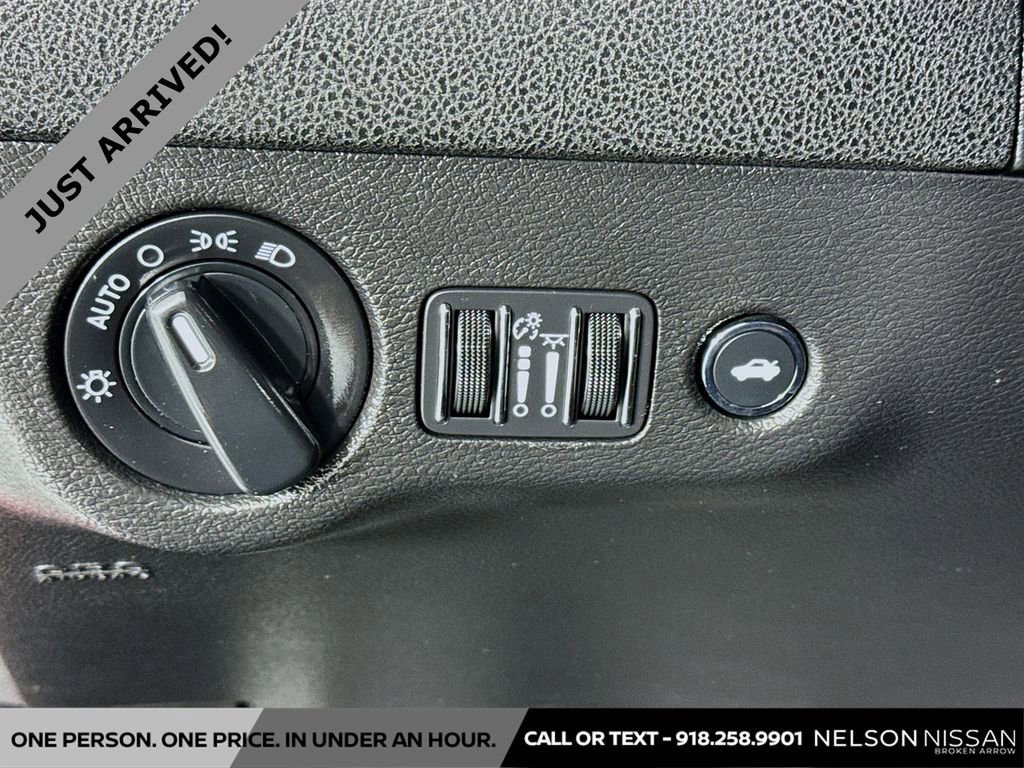 Used 2019 Dodge Charger SXT w/ Leather Interior Group image 10