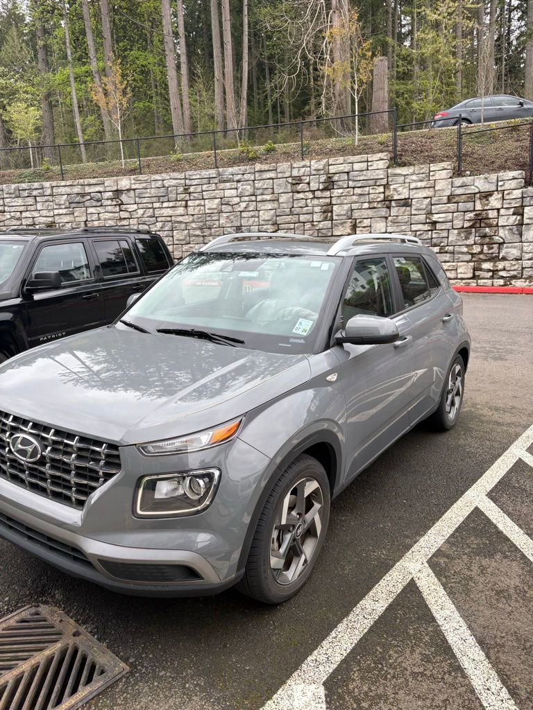 Used 2022 Hyundai Venue SEL FWD image 3