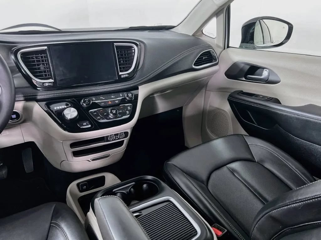 Used 2024 Chrysler Pacifica Touring-L FWD image 23