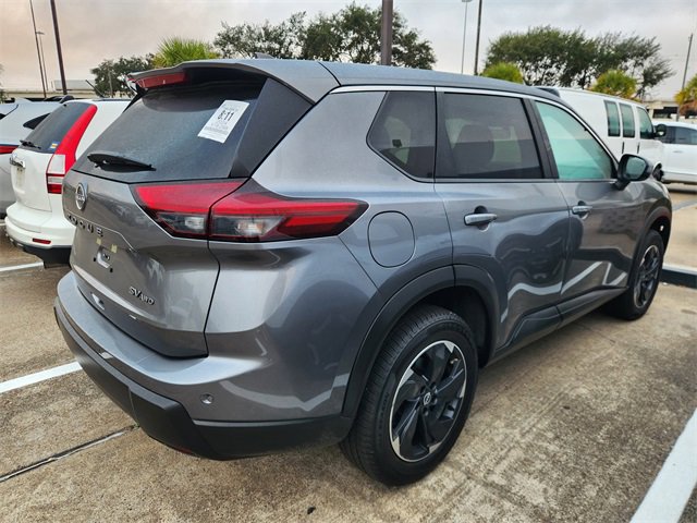 Used 2024 Nissan Rogue SV image 5
