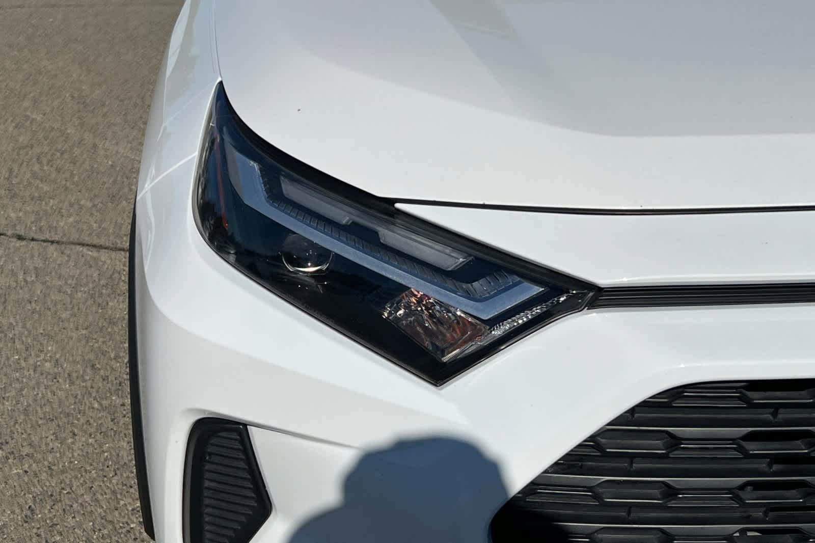 Used 2022 Toyota RAV4 XLE AWD/4WD image 14