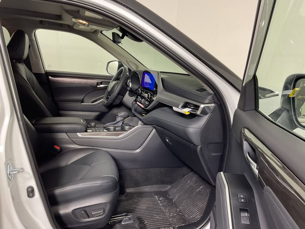 New 2026 Toyota Highlander Platinum image 24
