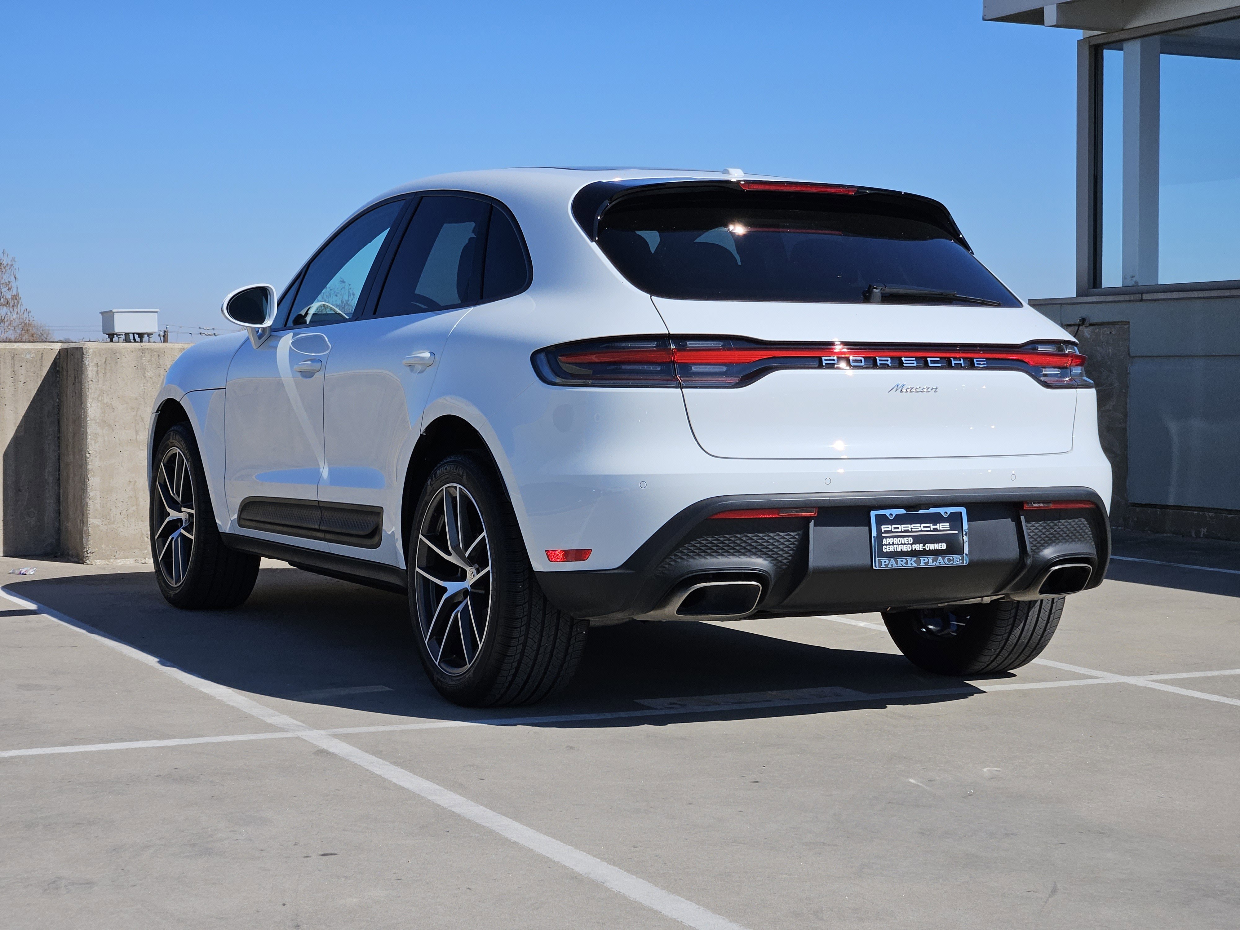 Certified 2025 Porsche Macan image 3