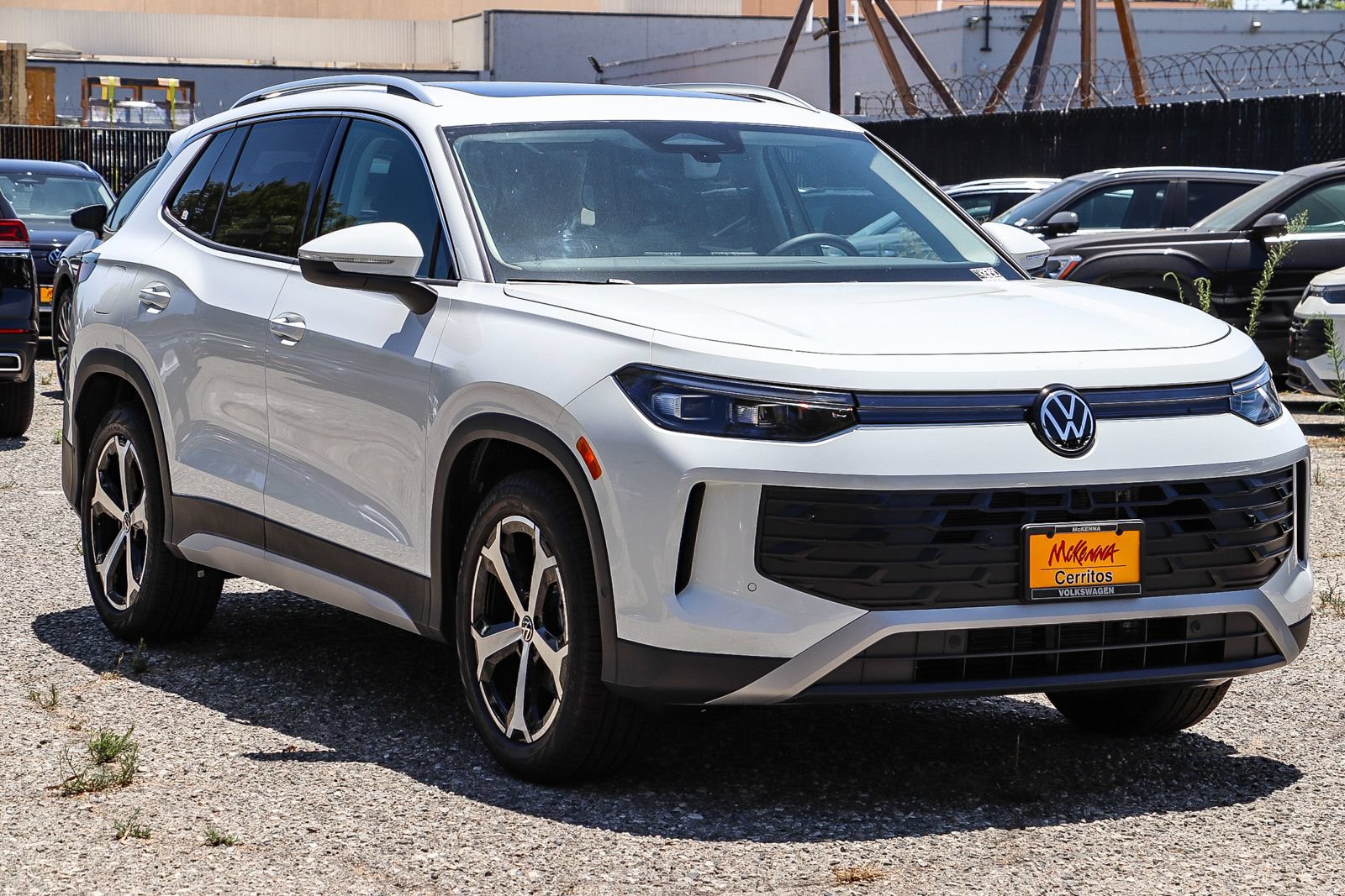 New 2026 Volkswagen Tiguan SE FWD image 3